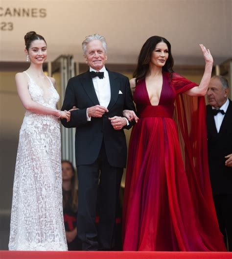 Carys Zeta Douglas, 20, Stuns In White Cutout Dress At Cannes。